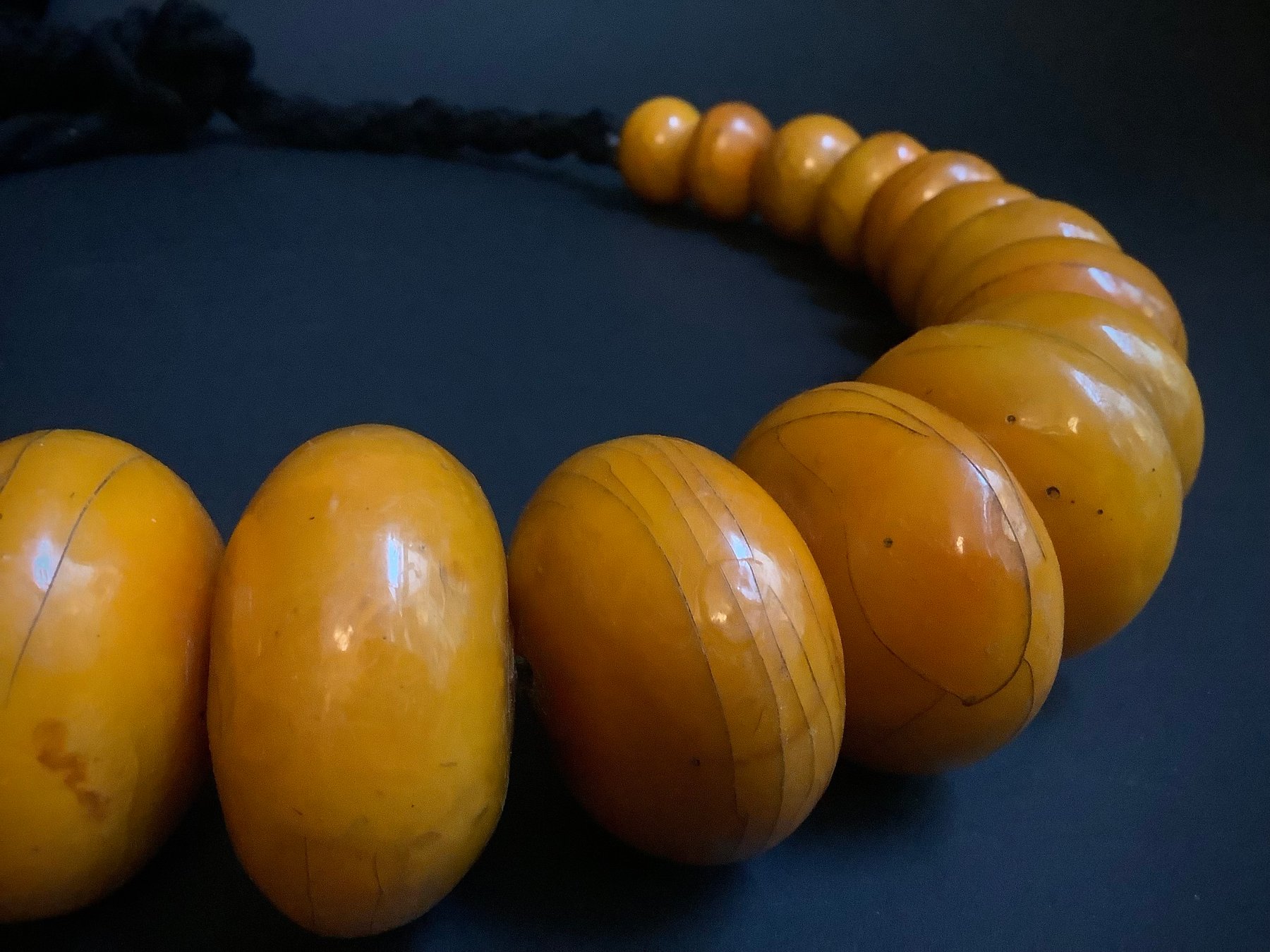 Dettaglio di collana berbera in ambra