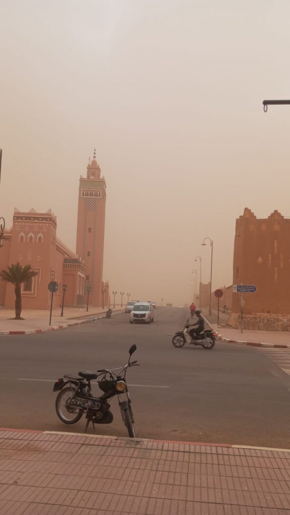 Zagora, la moschea in un giorno di tempesta di sabbia